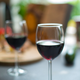 Imagen para el artículo titulado Por qué el vino tinto mancha los dientes de algunas personas